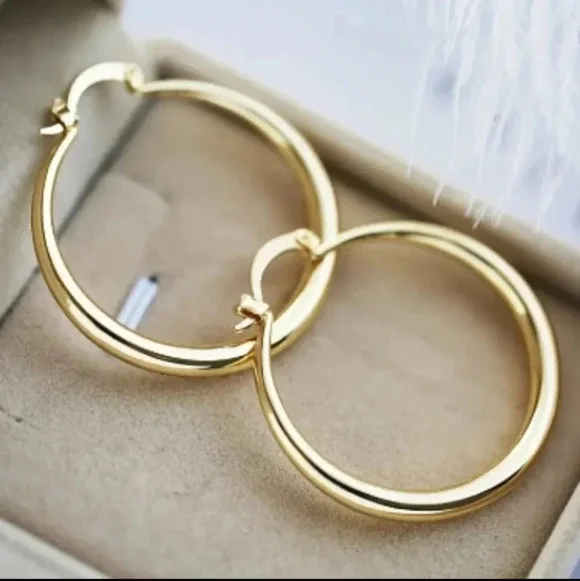 Women Fashin 18K Gold Plated Hoop Earrings..hypoallergenic. NWT - Picture 3 of 3
